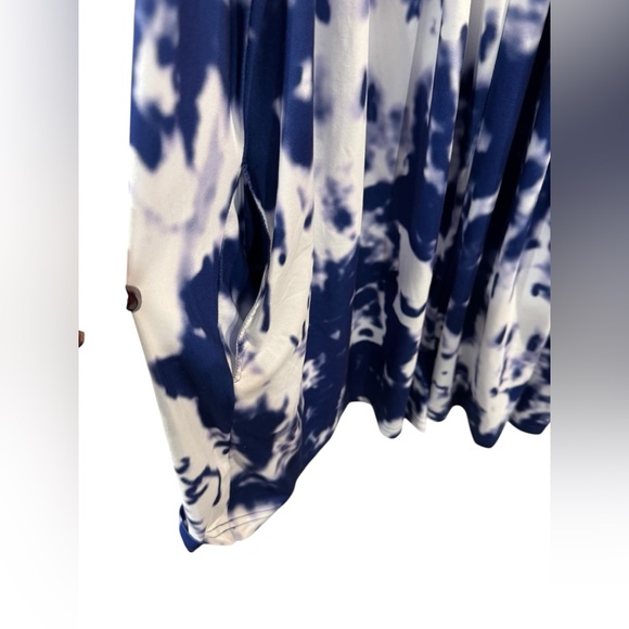 ✨‎ 5/$30 ✨ SHEIN Curve Blue and White Tie-Dye Romper - Picture 3 of 7